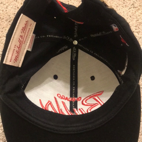 CHICAGO BULLS MITCHELL AND NESS HAT - Picture 4 of 5